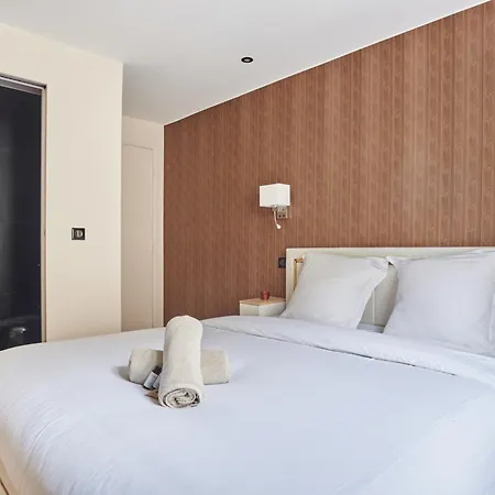 Du Faubourg Apartman *